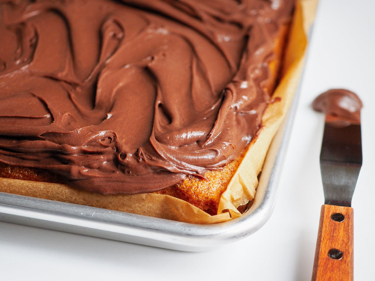 VANILLA CAKE W. CHOCOLATE CREMATTA™ FROSTING
