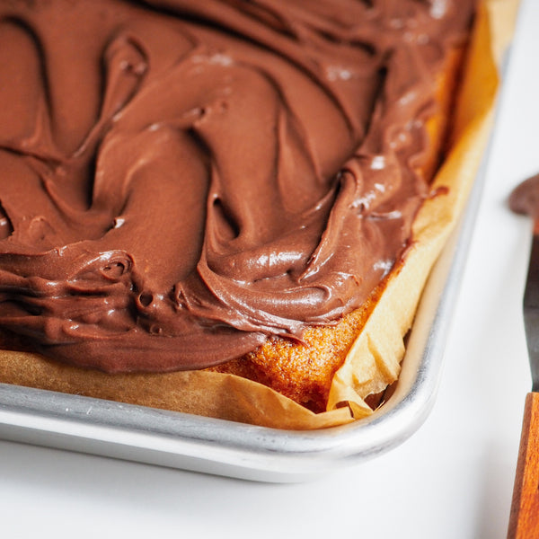 VANILLA CAKE W. CHOCOLATE CREMATTA™ FROSTING